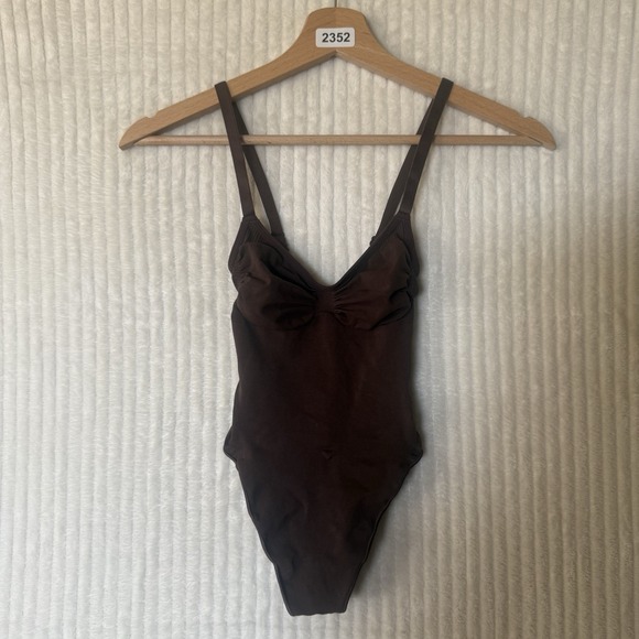 SKIMS Seamless Sculpt Thong Bodysuit Espresso Brown Size XS Stretchy NWOT - Picture 8 of 11